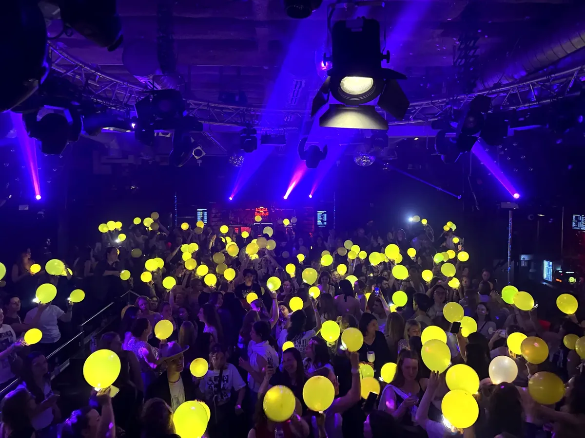 Tanzfläche voller leuchtender Ballons bei The Taylor Party