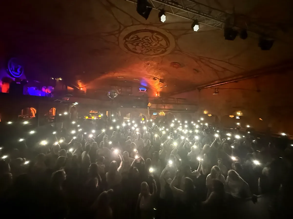 Saal voller Handylichter bei The Taylor Party