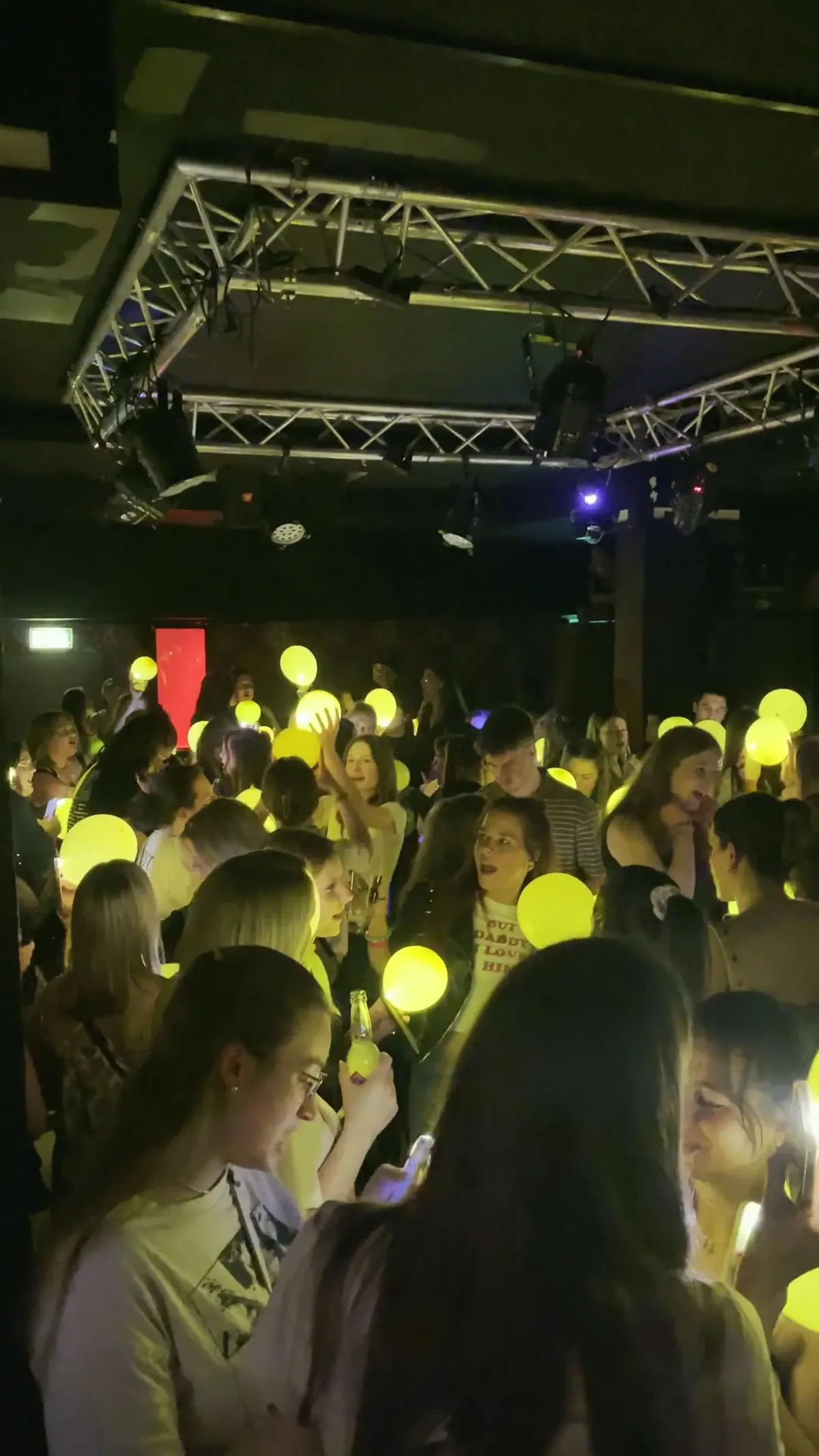 Gäste feiern mitten in der Crowd bei The Taylor Party
